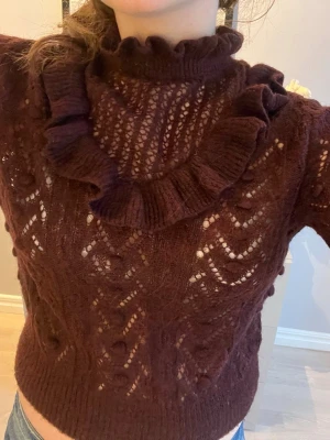 Vinröd stickad tröja med volang - Vinröd stickad tröja från Zara med jättefina volang detaljer samt volangkrage!