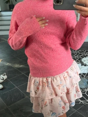 Ljusrosa volangkjol med blommönster - Stickad rosa tröja från vila! Fint skick!