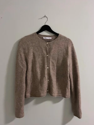 Fin beige kofta från Zara - Säljer då den tyvärr inte kommer till användning. Använd ett fåtal gånger och i fint skick☺️