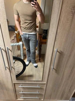 Stickad t shirt - Stickad tröja från Morris, nyskick. Passar storlek m, gjort i merinoull. Riktigt fin kamelfärg. Perfekt under en overshirt.