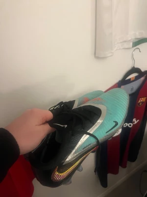 Nike Mercurial fotbollsskor turkos - Skorna är endast använda i två veckor och har inga defekter. Påsen medföljer