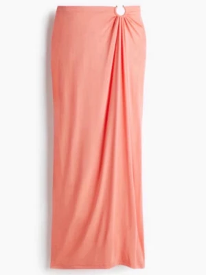 Långkjol i korall med ringdetalj - Trendig långkjol i mjukt korallfärgat tyg med snygg ringdetalj och drapering framtill. Kjolen har en rak passform och är perfekt för sommarens alla tillfällen. Kostar runt 1200 kr nypris, säljs då jag glömde returnera.