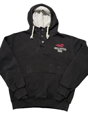 Hollister hoodie med knappar -    Märke: Hollister *   Pris: 549kr *   Storlek: L men sitter som M *   Skick: Mycket bra,  *   Mått: 65cm lång och 49 från axel till axel *   Övrigt:     *   Frågor och erbjudanden: Kontakta mig     *   Erbjudande: Spara upp till 20% genom     att köpa fler produkter🙌