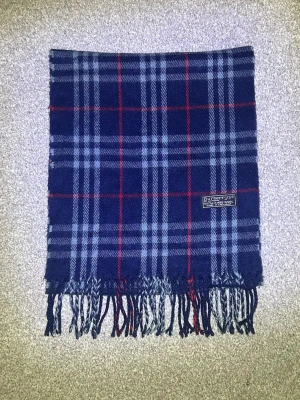 Burberry scarf - Snygg halsduk från burberry. Helt oanvänd med 10/10 skick. Tveka inte på att höra av dig om du är intresserad!