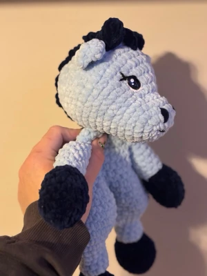 Virkad blå drake i mjukgarn - Supersöt handvirkad drake i ljusblått och mörkblått mjukt garn. Draken har safety eyes, . Perfekt som gosedjur eller snuttefilt.