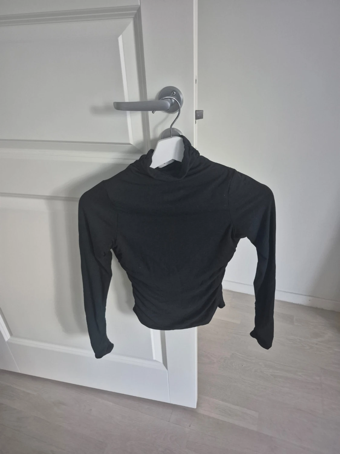 Svart polotopp med öppen rygg från Auri - 4