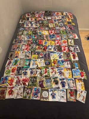 Stor samling fotbollskort FIFA 365 - Säljer en stor samling fotbollskort från Panini FIFA 365-serien. Blandade lag och spelare, inklusive specialkort som Limited Edition. Perfekt för samlare eller fotbollsintresserade! Kort i olika färger och design, med både klassiska och moderna spelare. Med spelare som Messi sju stycken kort,Ronaldo,Zlatan och Neymar fem stycken kort