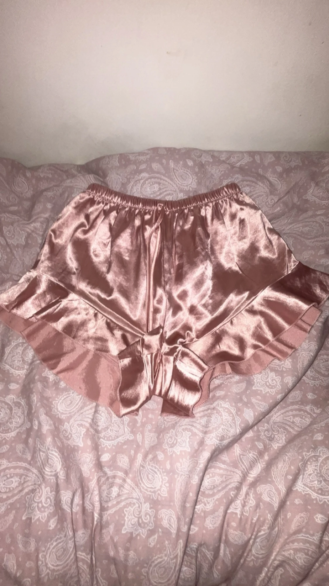 Rosa satinshorts med volangkant
