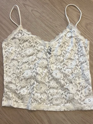 Vit spetstopp  - Säljer denna vita spetstopp i storlek xxs, men passar även xs skulle jag säga. 