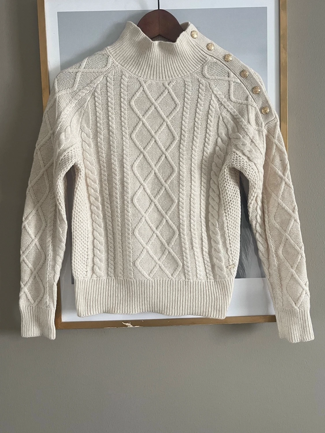 Vit kabelstickad tröja med guldknappar