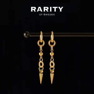 Bold Spike Earring - Gold: Guldiga spike-örhängen med nitar - Otroligt snygga örhängen med nitar i rostfritt stål!! Örhängena är i fin guldig färg och passar så bra för att piffa upp en outfit och lägga till en extra detalj🪽Likt alla andra våra smycken tål dessa örhängen vatten och håller sitt glans länge!! Vid frågor eller funderingar - välkommen att skriva till oss🪽