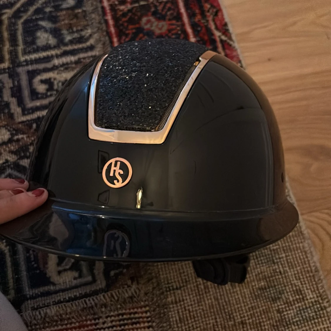 Svart glittrig ridhjälm från HS