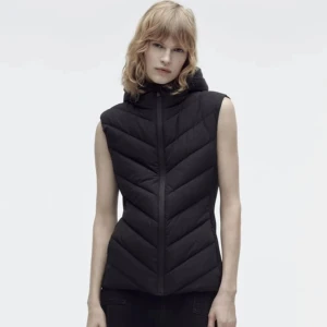 Zara väst storlek XS - Super skön zara väst i storlek xs, använd ett fåtal gånger men i väldigt bra skick. Kontakta mig vid frågor, pris går att diskutera.