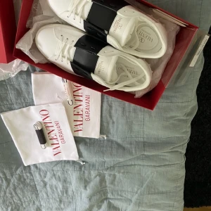 Valentino Garavani Open sneakers vit/svart - Snygga Valentino Garavani Open sneakers i storlek 42,5 helt nya från hemsidan och kommer med box