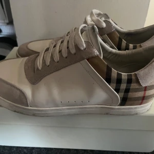 Burberry skor  - Säljer Burberry skor cond 8/10 kan tvättas innan de ska skickas ut. Kan skicka fler bilder om det behövs. Om du vill sticka ut så är dessa skor det perfekta paret för dig 