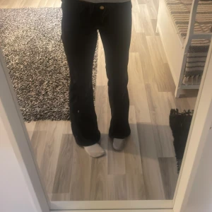 Svarta bootcut jeans - Säljer ett par super snygga gråa jeans från Cheap monday i 24/30 säljer då de är för små och för korta på mig☺️.