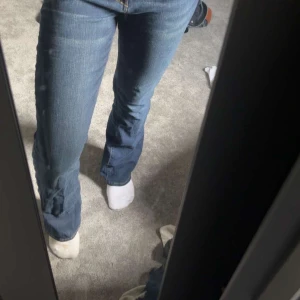 Levi's Signature blå bootcut jeans - Säljer ett par blå Levi's Signature jeans med klassisk bootcut-modell. Jeansen har snygga kontrastsömmar, fem fickor och normal passform. Tillverkade i slitstarkt denimtyg som ger en tidlös look. Perfekta för dig som gillar en lite vidare benslut.