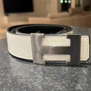 Vitt bälte - Ett perfekt accessoar till många kläder till bra pris