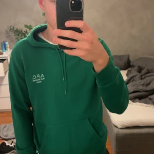APC Hoodie - APC hoodie i väldigt fint skick. Storlek S. Skriv vid frågor. Den är lite ljusare på bilden än i verkligen då jag använde flashlight på bilden!