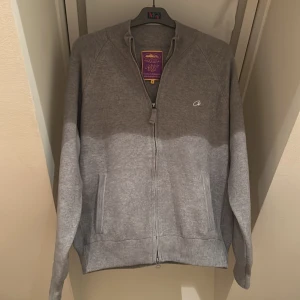 Cortez Zip grå - Säljer denna gråa Cortez zipen i storlek S. Hoodien är aldrig använd och helt ny. Inga slitage eller defekter över huvud taget. Taggar samt påse medföljer såklart. Skriv ifall ni har funderingar eller behöver fler bilder. Priset är inte satt i sten och kan sänkas vid snabbt köp. 
