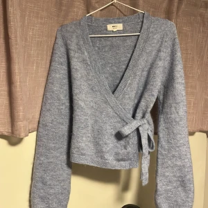 Gina stickad cardigan - säljer denna fina koftan som precis köpt då den var för liten, så har aldrig andvänt den! den är i super gullig blå färg och köpt för 130kr så säljer för 100kr!❤️❤️ 