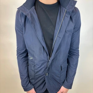 Field jacka från selected homme - Hej, säljer nu denna väldigt snygga och eftertraktade Field jackan från selected homme som är perfekt nu till hösten/ vintern! Storlek L Bra skick  Fraktas spårbart vis Instabox, PostNord eller bring!  Vid minsta lilla fundering så är det bara att höra av sig! 
