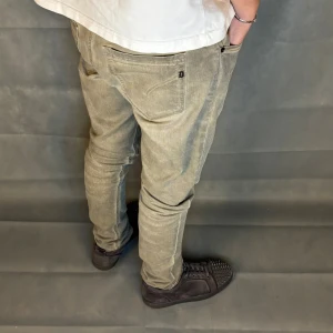 Dondup George Jeans W30 - Dondup George Jeans W30 med bekväm passform och lätt stretch. I fint skick – inga hål eller fläckar, bara lätt slitage. Nypris ca 3000 kr.  Mått: A: 40 cm | B: 25 cm | C: 15 cm | D: 79 cm (Modellen: 172 cm / 55 kg)  💸 Pris: 799 kr 