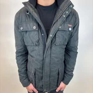 Field jacka - Hej, säljer nu denna väldigt snygga och eftertraktade Field jackan som är perfekt nu till hösten/ vintern! Storlek M  Bra skick  Fraktas spårbart vis Instabox, PostNord eller bring!  Vid minsta lilla fundering så är det bara att höra av sig! 