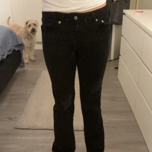 Svarta jeans - Köpt från lager för 300kr, har slitningar längst nere vid benen. Har färgat om de ännu svartare än de va förut 