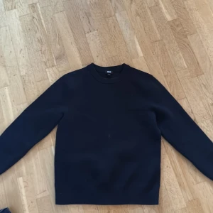 Mörkblå sweatshirt från Uniqlo XS - En stilren Mörklblå sweatshirt från Uniqlo i storlek XS. Tröjan har rund hals och långa ärmar, perfekt för dig som gillar enkel och clean look. Materialet är mjukt och känns skönt mot huden, passar dig som vill ha en basic tröja i garderoben.