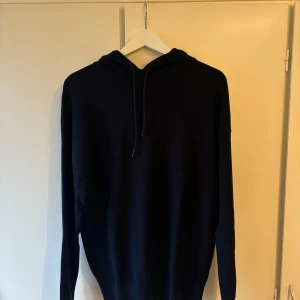 Mörkblå hoodie från Selected Homme - Säljer en mörkblå hoodie från Selected Homme i strl M i mycket bra skick! 