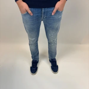 Dondup Jeans George  - Dondup Jeans George! Trendigaste jeansen på marknaden.  Skick= 10/10 (helt nya)  Ny pris= 4000 kr Säljs för= 799 kr (Modellen har original slitningar från fabrik vilket är väldigt eftertraktat och populärt)