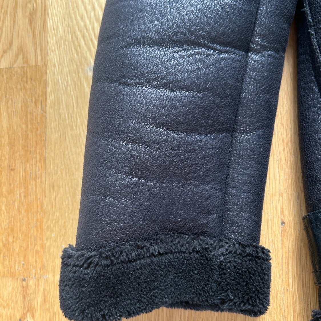 Svart teddyjacka från Zara med bälte - 2