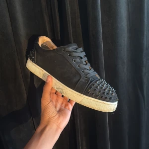 Svarta Louboutin sneakers med nitar - Louboutin🙌