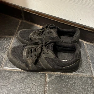 Svarta sneakers från Torrex - Svarta fina sneakers som inte är mycket använda! Dom är smutsiga och jag har inte tvättat dom, hade på dom när jag kollade en motorcrosstävlig och gick i sanden så det ska nog gå bort!