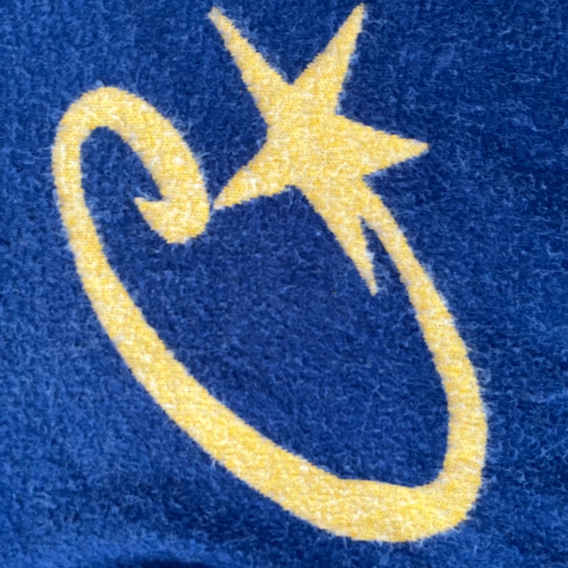 Mörkblå stickad tröja med gul stjärna från Corteiz - 1