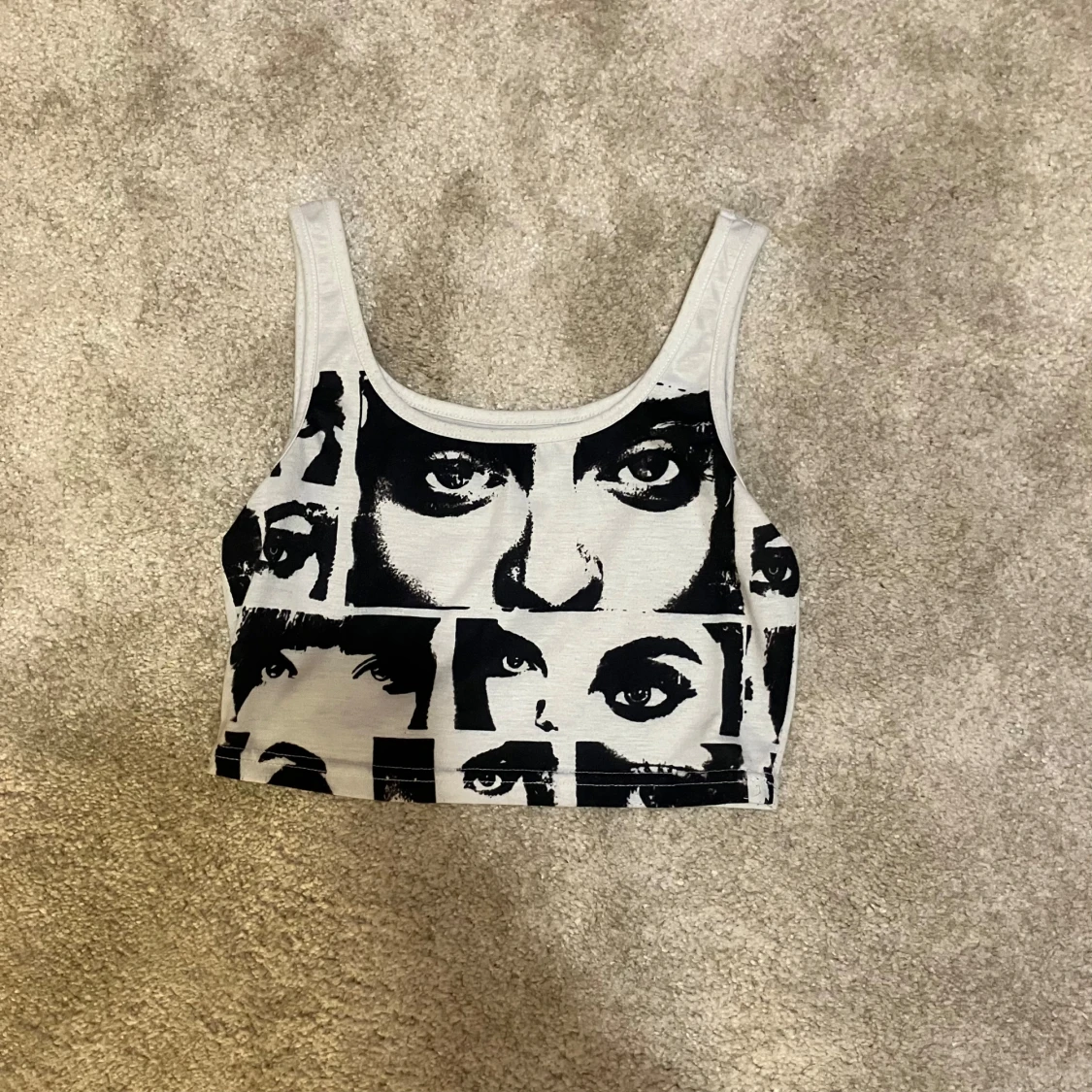 Vit och svart crop top med tryck