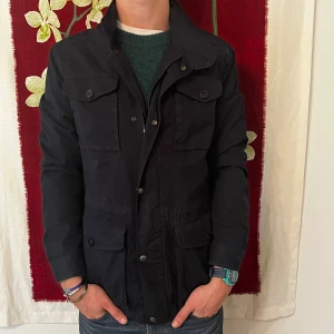 Massimo Dutti Marinblå Fieldjacket: S - Säljer en super fin Fieldjacket ifrån Massimo Dutti. Jackan är i storlek M men sitter exact som S. Jackan är även i väldigt fint skick och har vaderade armar vilket gör den grym för kyligare dagar🍁Det är bara att höra av sig vid fler funderingar😇☺️