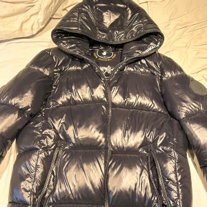 Save the duck jacka - Tja, säljer min save the duck. Model:  Edgard padded puffer svart jacka. Köpte den ny från care of carl för 3 700 kr finns ett pytte litet hål som syns vid super nära inspection annars vid användning syns det inte hålet är ungefär 5 mm stort så derför går jag ner med priset till 2000 så att det blir 1 700 rabat till skillnad om man skulle köpa en sprillans ny