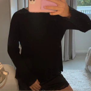 Svart sticald - Säljer denna jättemsiga helt vanliga svarta tröjan som är ribbad perfekt nu till hösten🍁✨