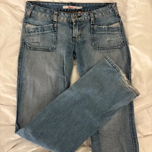 Ljusblå jeans från Only med raka ben - Snygga ljusblå jeans från Only med bootcut. Jeansen har slitna detaljer på bakfickorna och kontrastsömmar. Materialet är mjukt denim i bomull. Har vissa skalningar vid hälarna🤗
