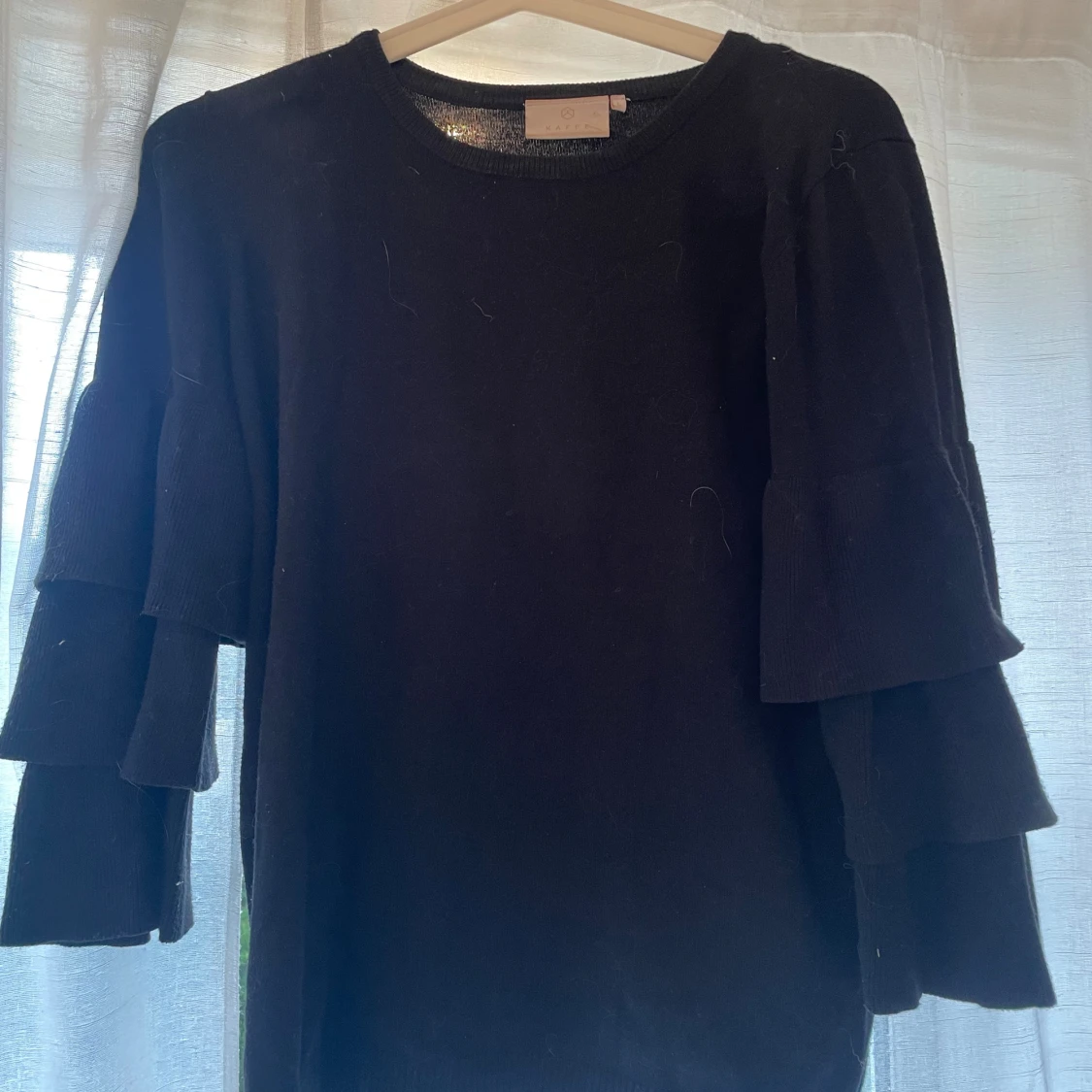 Svart tröja med volangärmar från Kaffe