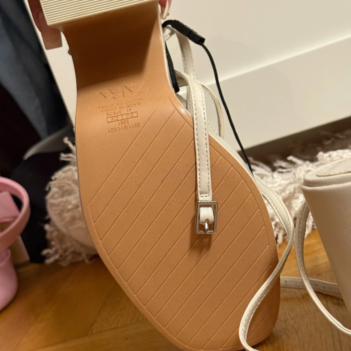 Vita platåsandaler med klack från Zara - 4