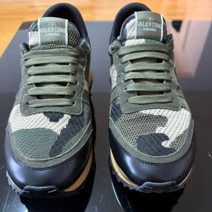 Valentino ”rockrunners” - Säljer nu mina klassiska valentino ”rockrunners” , använda några gånger håller fortfarande väldigt bra skick, Dem är köpta i andrahand därför kan jag tänka mig att gå ner i pris. Är öppen för en snabb och smidig affär, går den snabbt kan jag även gå ner i pris