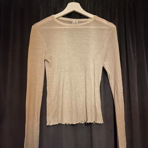 Beige långärmad topp - säljer en superfin beige långärmad topp från &other stories då den ej kommit till använding💓strl xs men passar även S/M. pris kan diskuteras❣️skriv för bilder/frågor❣️