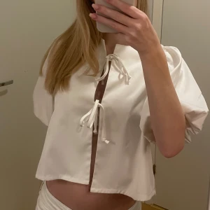 Vit knyttopp - Säljer en vit topp me snörning! 🤍💞