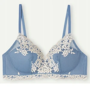 Spetbh med blommönster - Supersöt blå bh med tunna axelband och vit spets i blommönster längs kanterna. Storlek 70c. Helt ny.