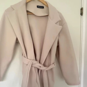 Kappa - säljer denna kappa då den inte passar mig nu så bra. använd 2 gånger!! Så den är i mycket bra skick 