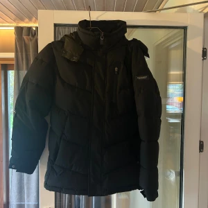 Scotch & Soda jacka - Oanvänd Skotch & Soda vinterjacka i storlek M. Prislappen är kvar. Jackan är svart och innerfodret är grönt. Luva, många fickor. Nypris 2299kr.