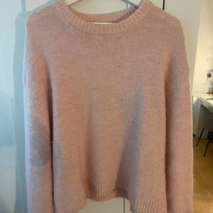 Stickad tröja - Säljer en jättefin rosa stickad tröja från Gina tricot! Tröjan är använd och därför lite nopprig💕